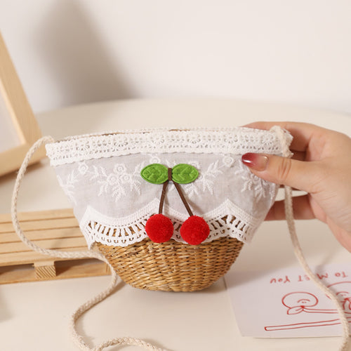 Playful straw shoulder bag with floral accents Skanto