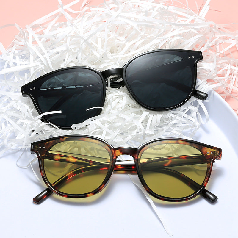 Dame rund solbrille med stilfull design og UV-beskyttelse Skanto