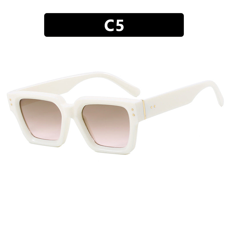 Women's Fashionable Sunglasses in Elegant Oversized Design Skanto