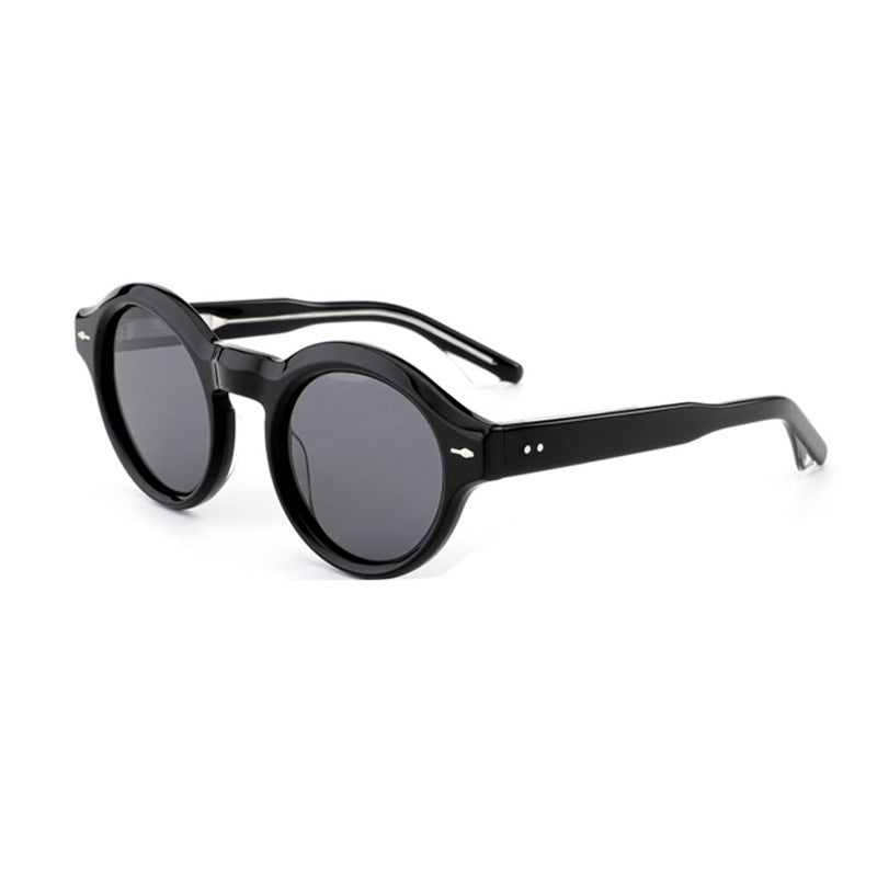 Dame solbrille i elegant retro-design med robust ramme Skanto