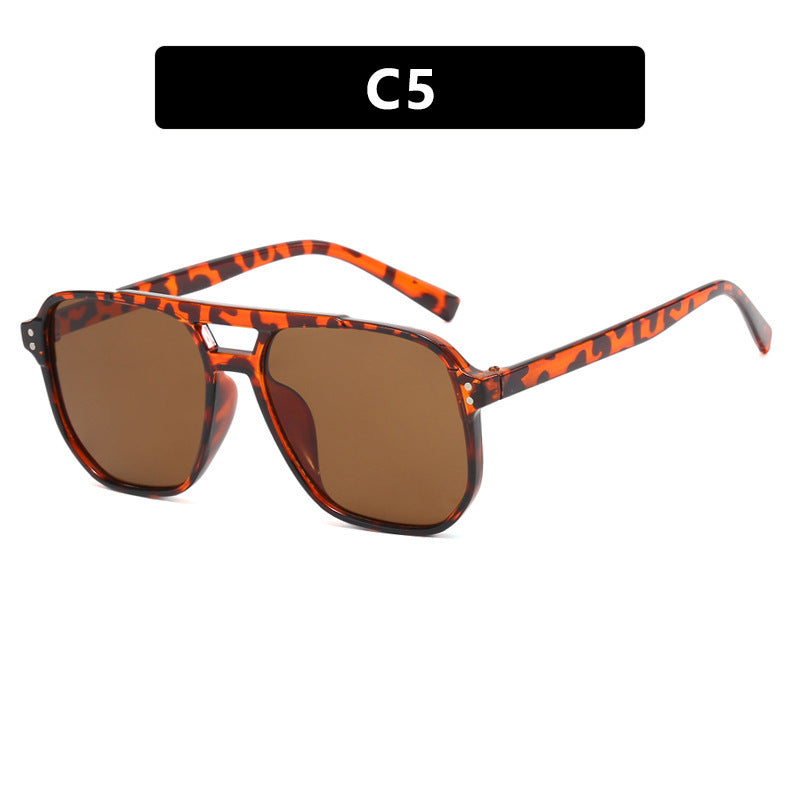 Dame moteriktig solbrille med kantet ramme Skanto
