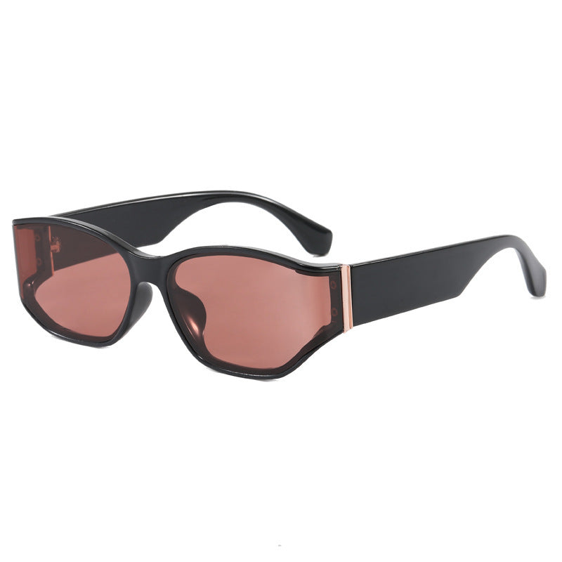 Dame moteriktig solbrille med iøynefallende design Skanto