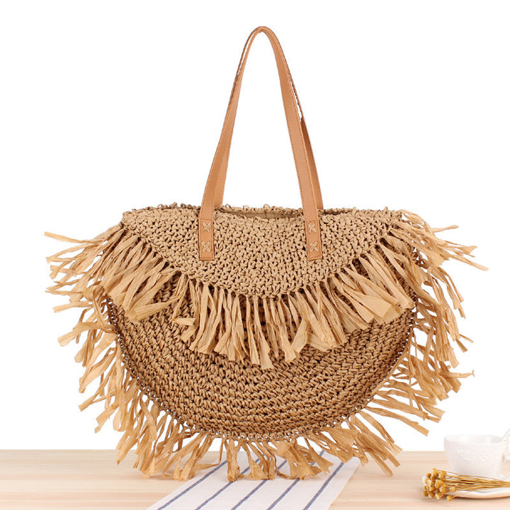 Trendy straw bag with fringed design Skanto
