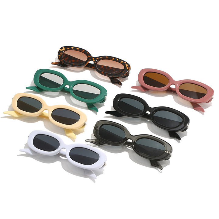 Dame moteriktig solbrille med stilfull, buet ramme Skanto