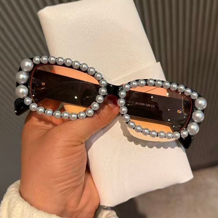 Dame moteriktig solbrille med luksuriøs perleinnfatning Skanto