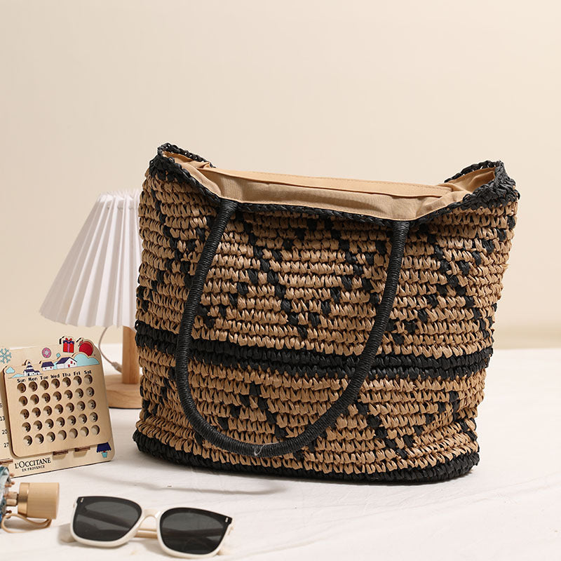 Handmade straw basket with geometric pattern Skanto