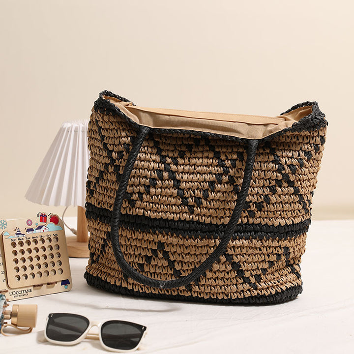 Handmade straw basket with geometric pattern Skanto