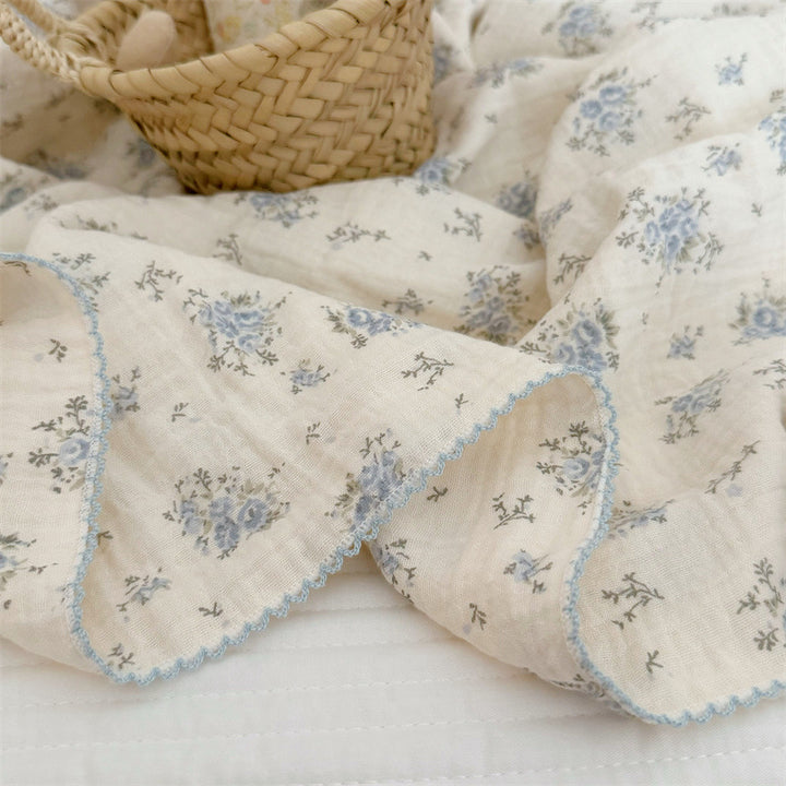 Unisex Musselinteppe med delikat blomsterdesign og elegante volanger Skanto