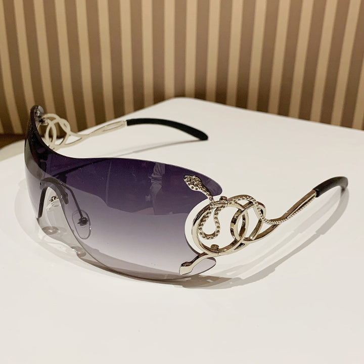 Dame futuristisk solbrille med lekent design Skanto