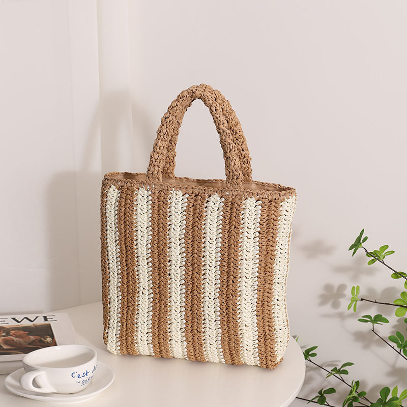 Modern straw bag with structured fold design Skanto