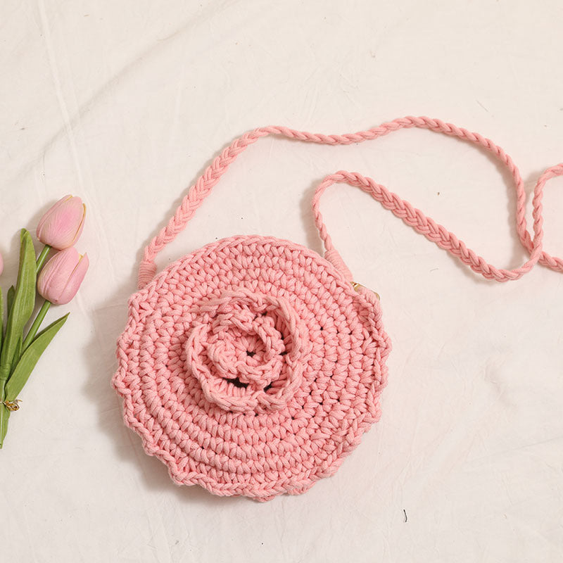 Hand-crocheted crossover bag with floral details Skanto