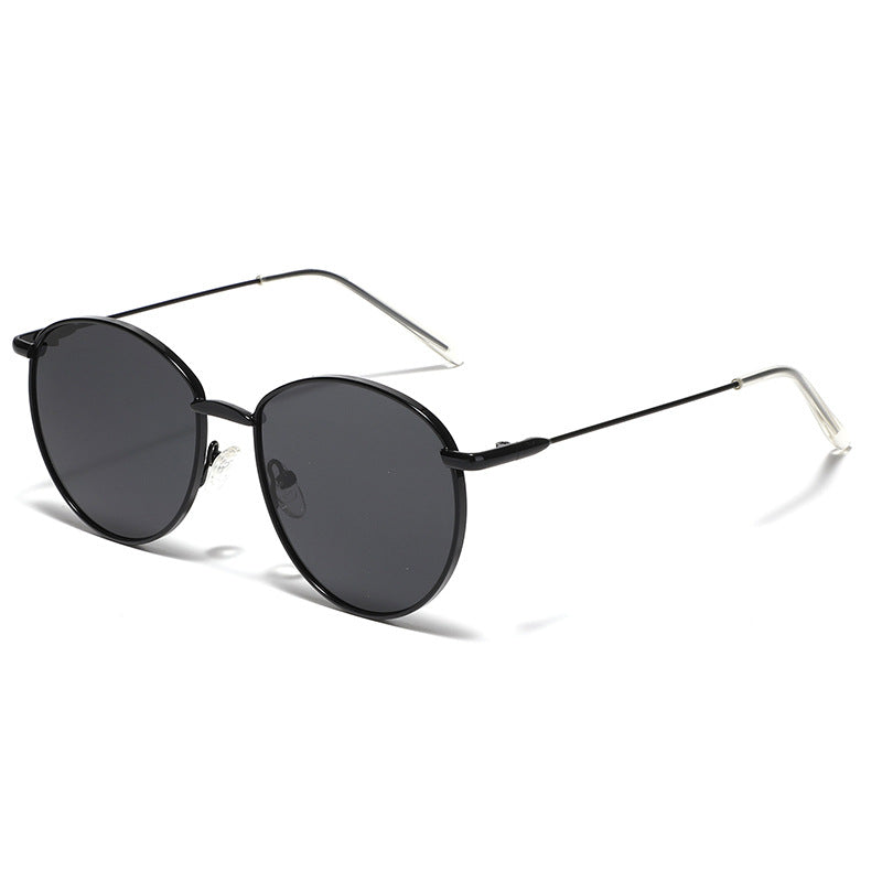 Dame rund solbrille med smal metallramme og polariserte linser Skanto