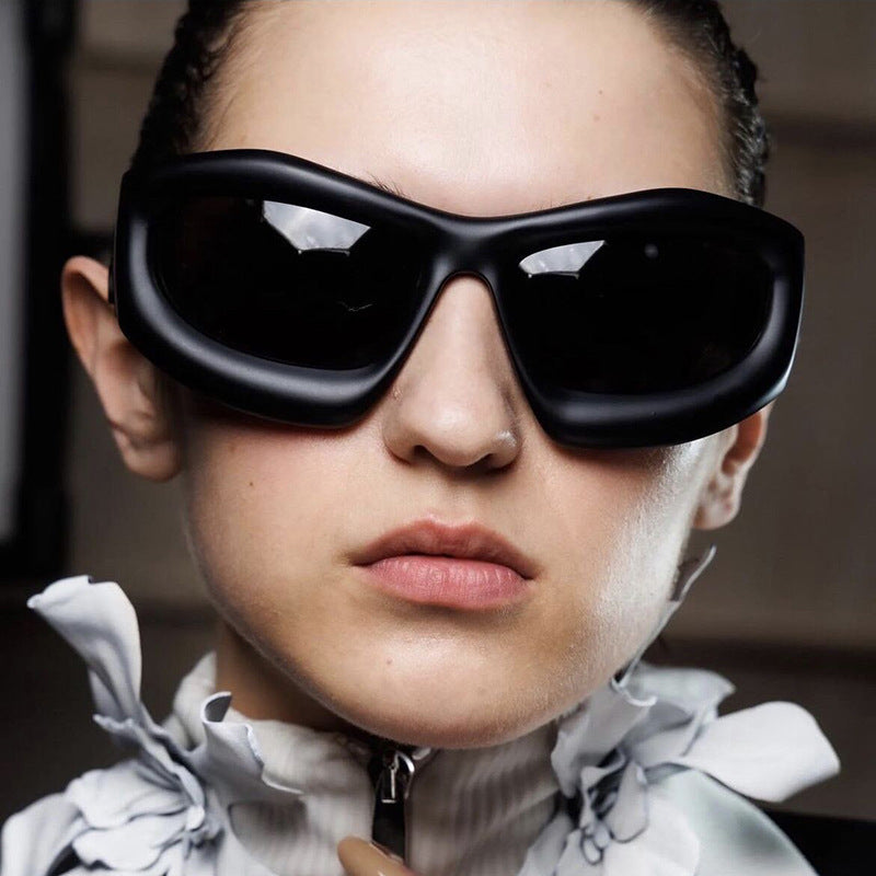 Dame sporty solbriller med futuristisk design Skanto