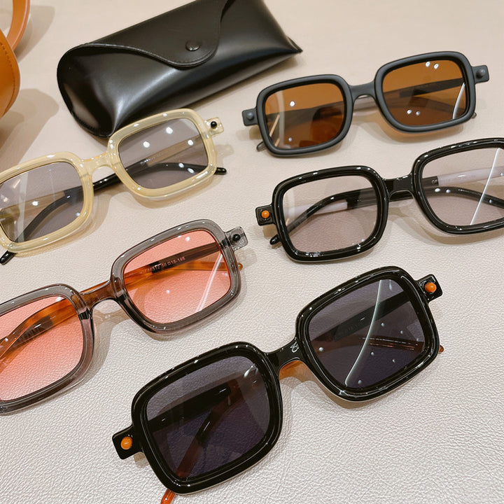 Dame firkantet solbrille med trendy ramme og komfortabel passform Skanto