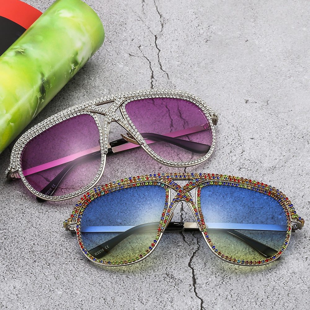 Dame elegant solbrille med glitrende ramme og gradient linser Skanto