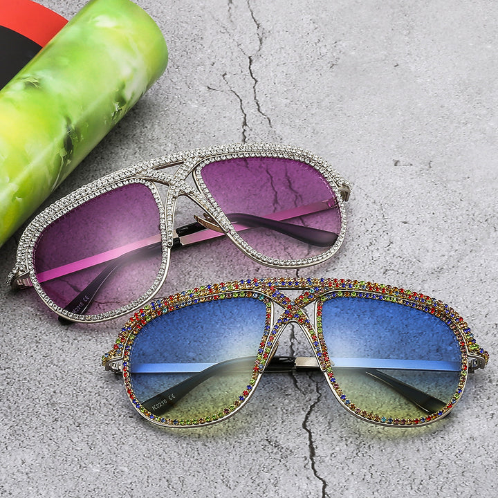 Dame elegant solbrille med glitrende ramme og gradient linser Skanto