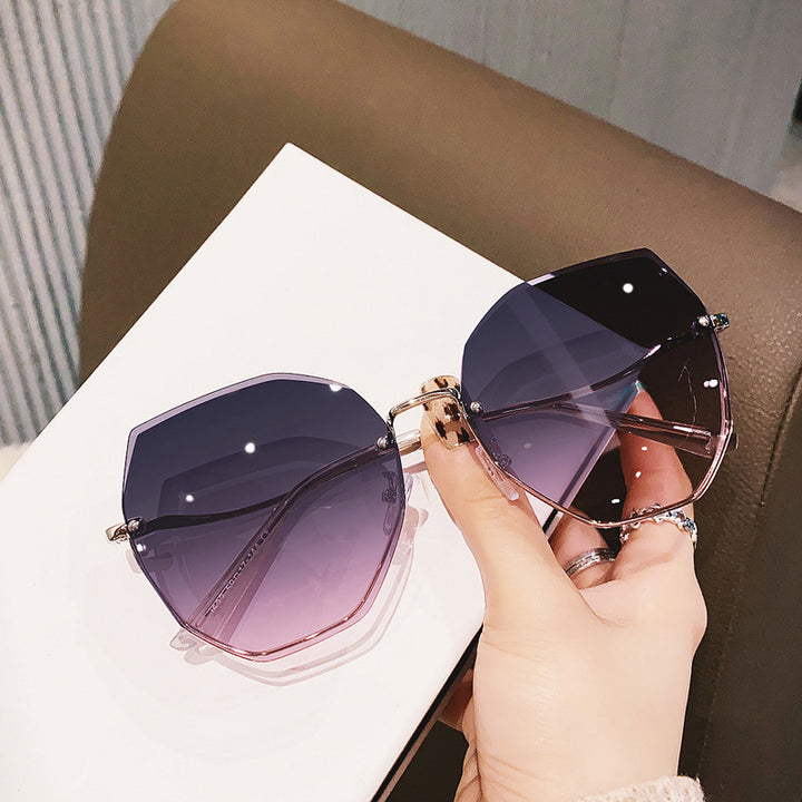 Dame oversized solbriller med stilfull, fasettert ramme Skanto