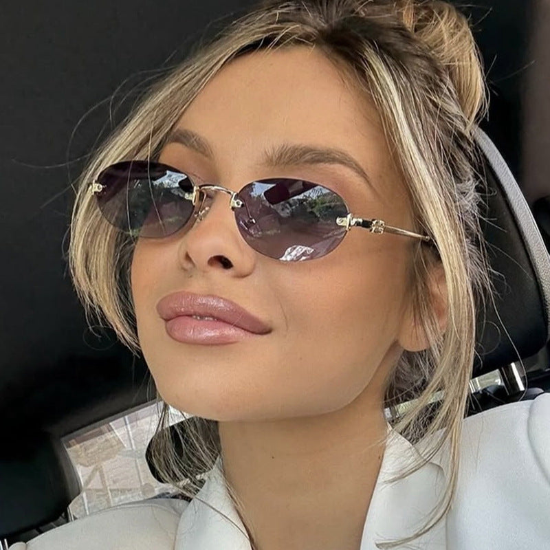 Women's Fashionable Sunglasses with Oval Frame and Elegant Accents Skanto