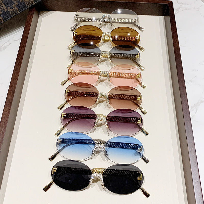 Dame solbrille med glitrende ramme og ovale glass Skanto