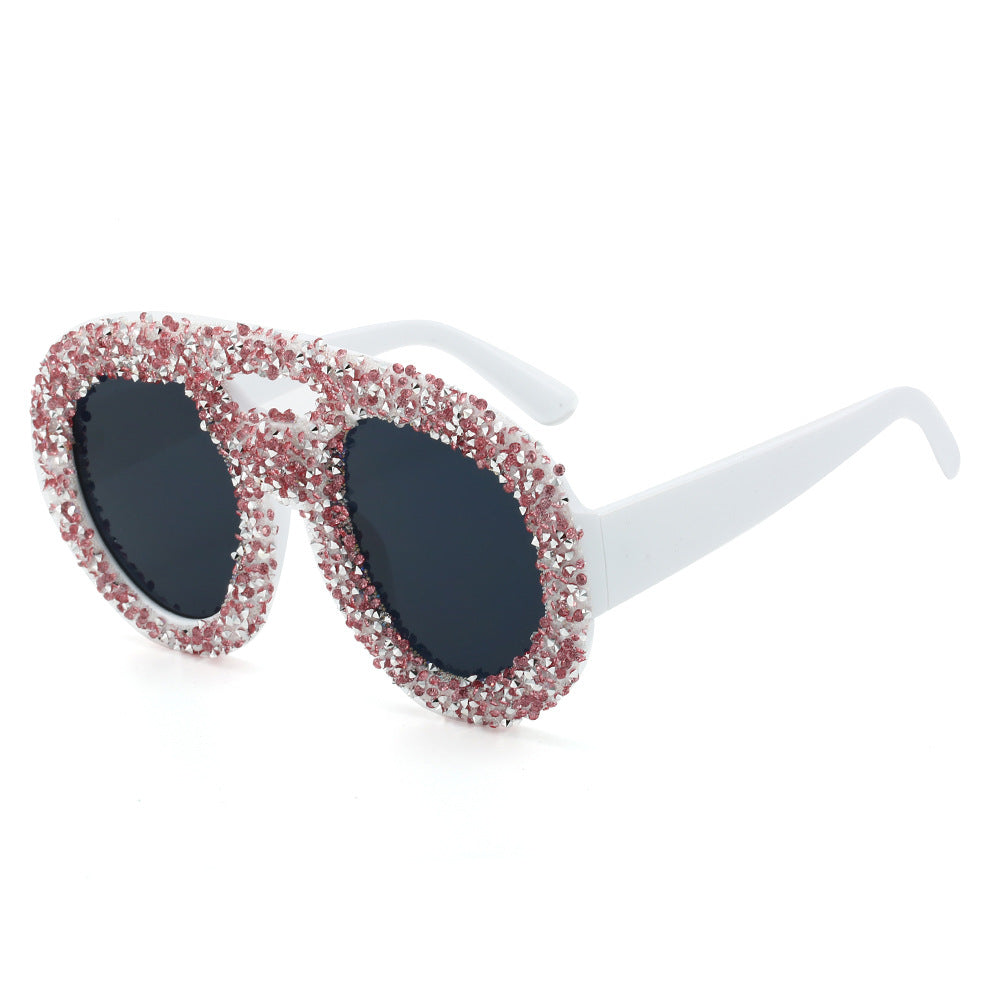 Dame moteriktig solbrille med glamorøse strassramme Skanto