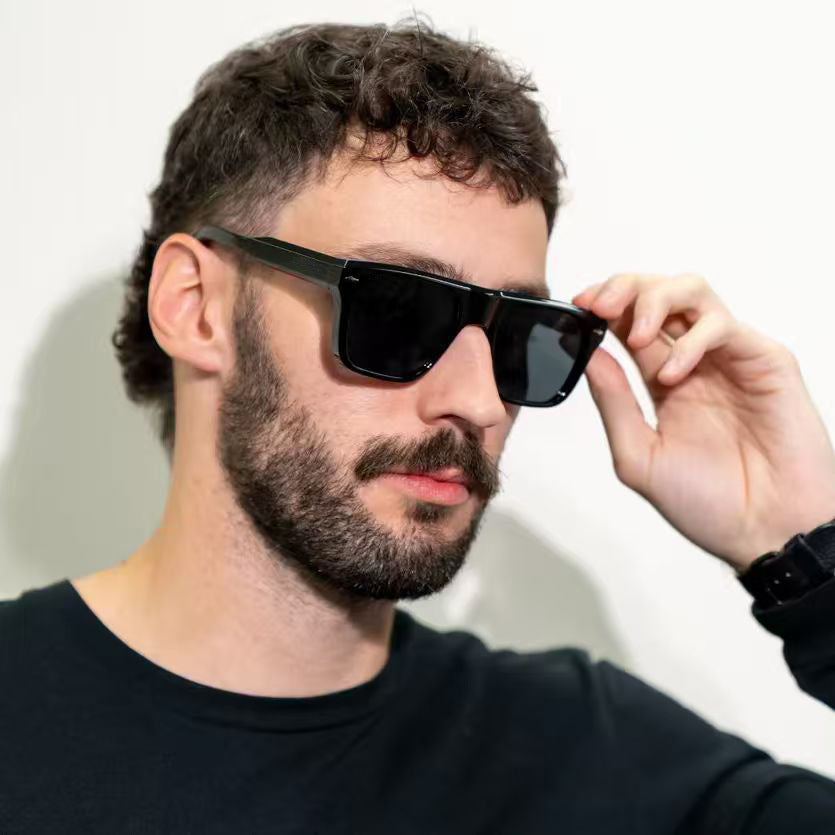 Dame Motefull solbrille i moderne kvadratisk design Skanto