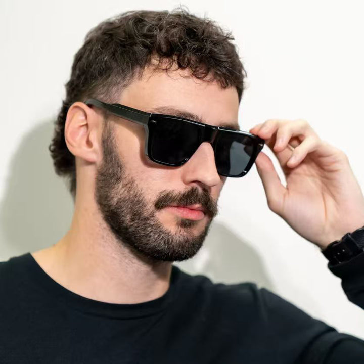 Dame Motefull solbrille i moderne kvadratisk design Skanto