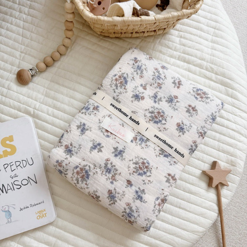 Unisex Musselinteppe med delikat blomsterdesign og elegante volanger Skanto