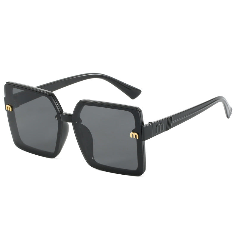 Dame moteriktig kvadratisk solbrille med speilende gradient Skanto