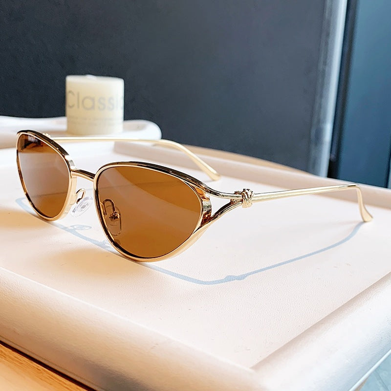 Dame Cat-Eye solbriller med elegant gullramme og polarisert glass Skanto