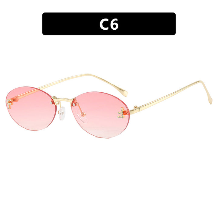 Dame moteriktig solbrille med elegant, speilreflekterende glassfront og filigran metallramme Skanto