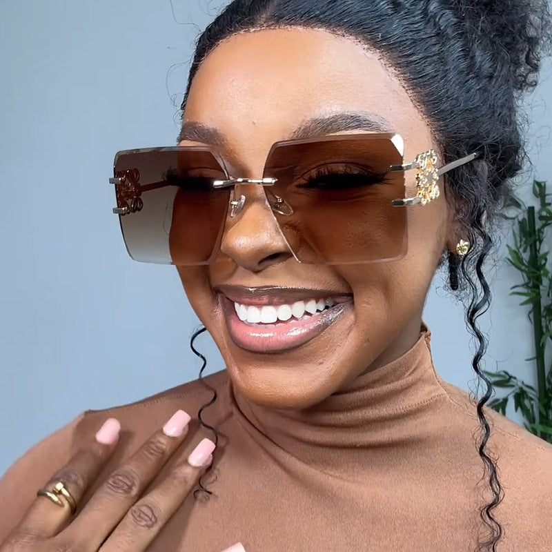 Women's fashionable sunglasses with extraordinary design and gold accents Skanto