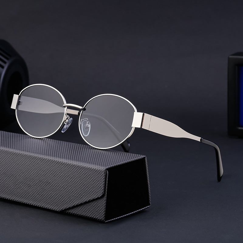 Dame moteriktig solbrille i elegant oval design Skanto