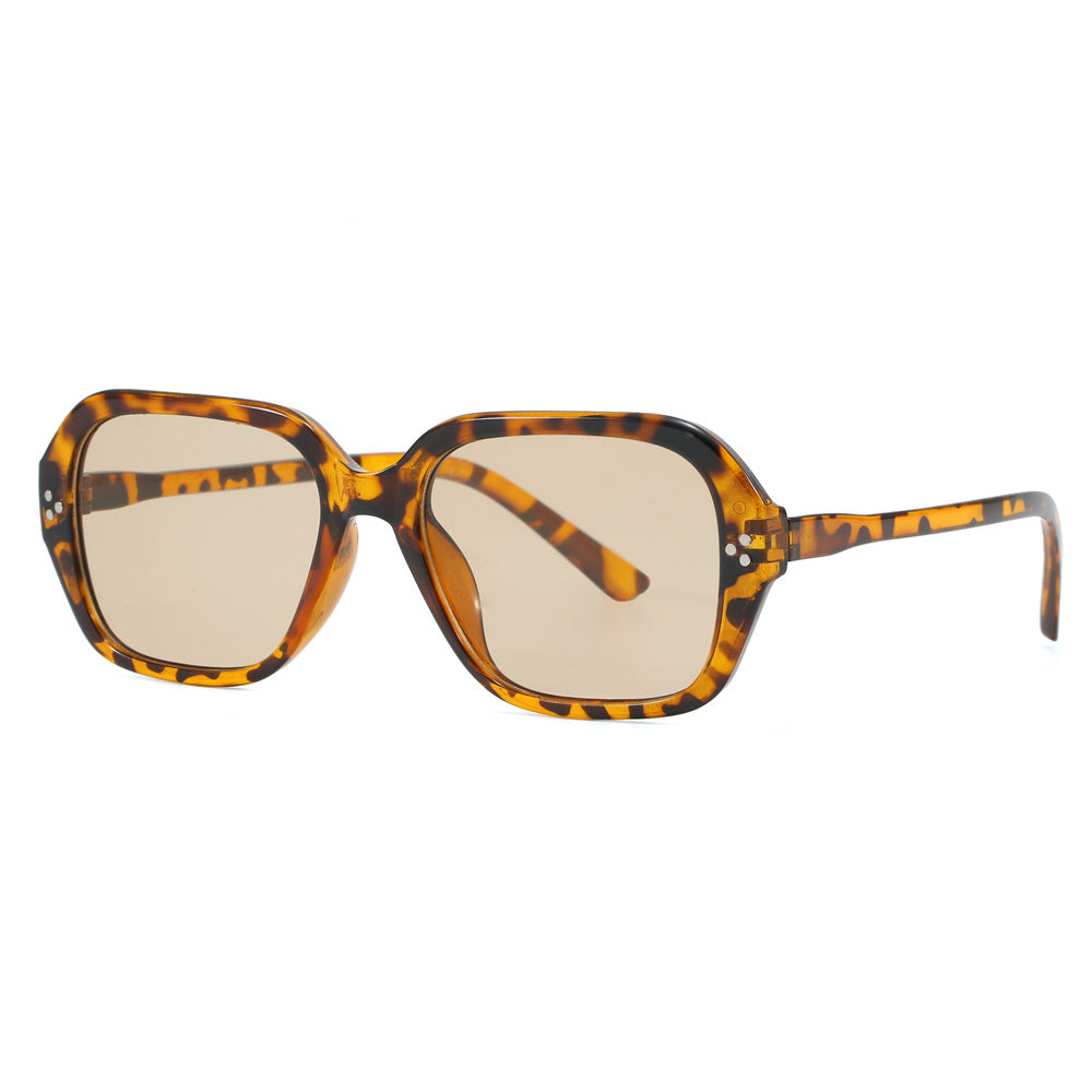 Dame moteriktig oversized solbrille i elegant design Skanto