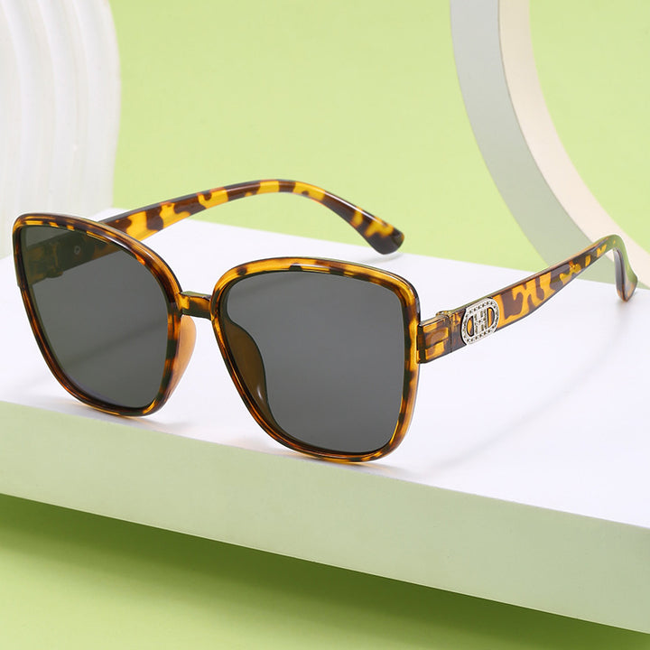 Dame elegante oversized solbriller i moderne design Skanto