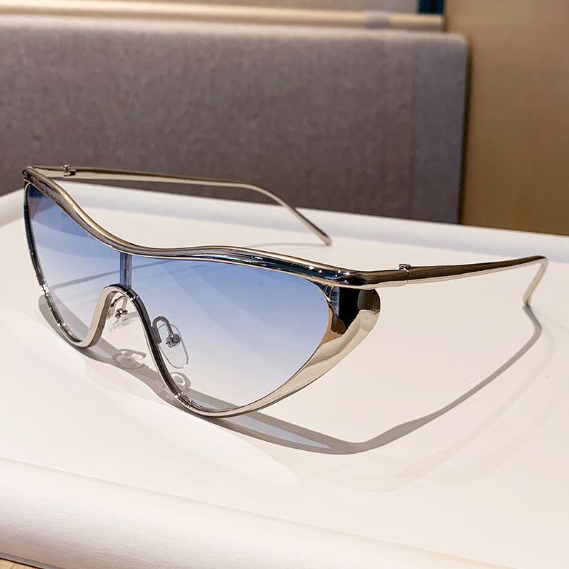 Damer futuristiske oversized solbriller med markant design Skanto