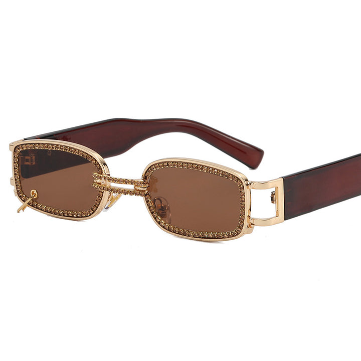 Dame moteriktig solbrille med glitrende krystalramme Skanto