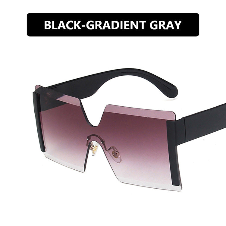 Women's futuristic oversized sunglasses with a striking design Skanto