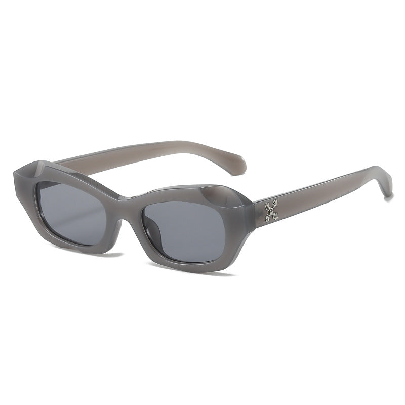 Dame moteriktig solbrille i innovativt design Skanto