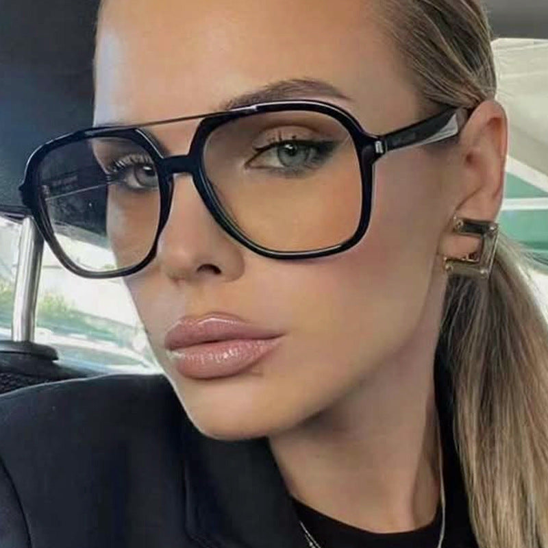 Dame kvadratisk solbrille med beskyttende UV-filter og elegant ramme Skanto
