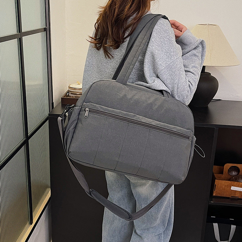 Fitness-Duffel-veske med romslig innvendig rom og intelligent fagdesign Skanto
