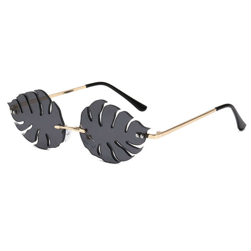 Dama moteriktig solbrille med markant bladerdesign Skanto