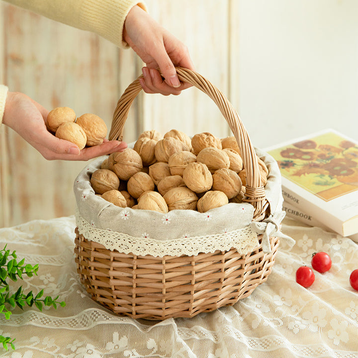 Kvinne flette piknik kurv med romantisk gingham fòring Skanto