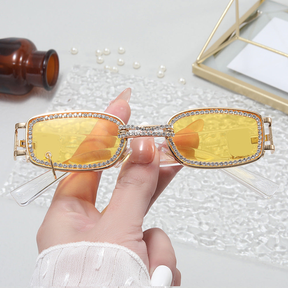 Dame moteriktig solbrille med glitrende krystalramme Skanto