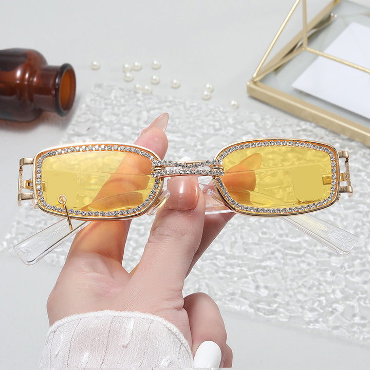 Dame moteriktig solbrille med glitrende krystalramme Skanto