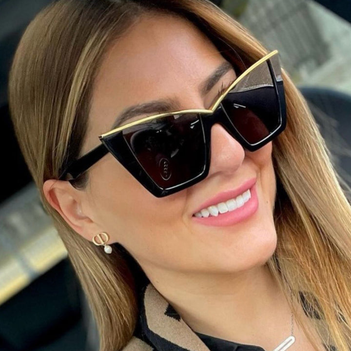 Dame ekstravagant solbrille med unik design og gullige aksenter Skanto