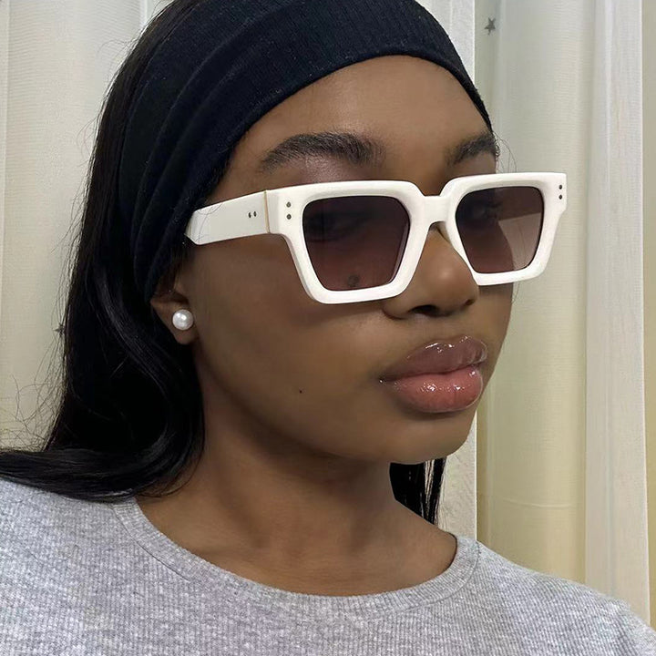 Women's Fashionable Sunglasses in Elegant Oversized Design Skanto