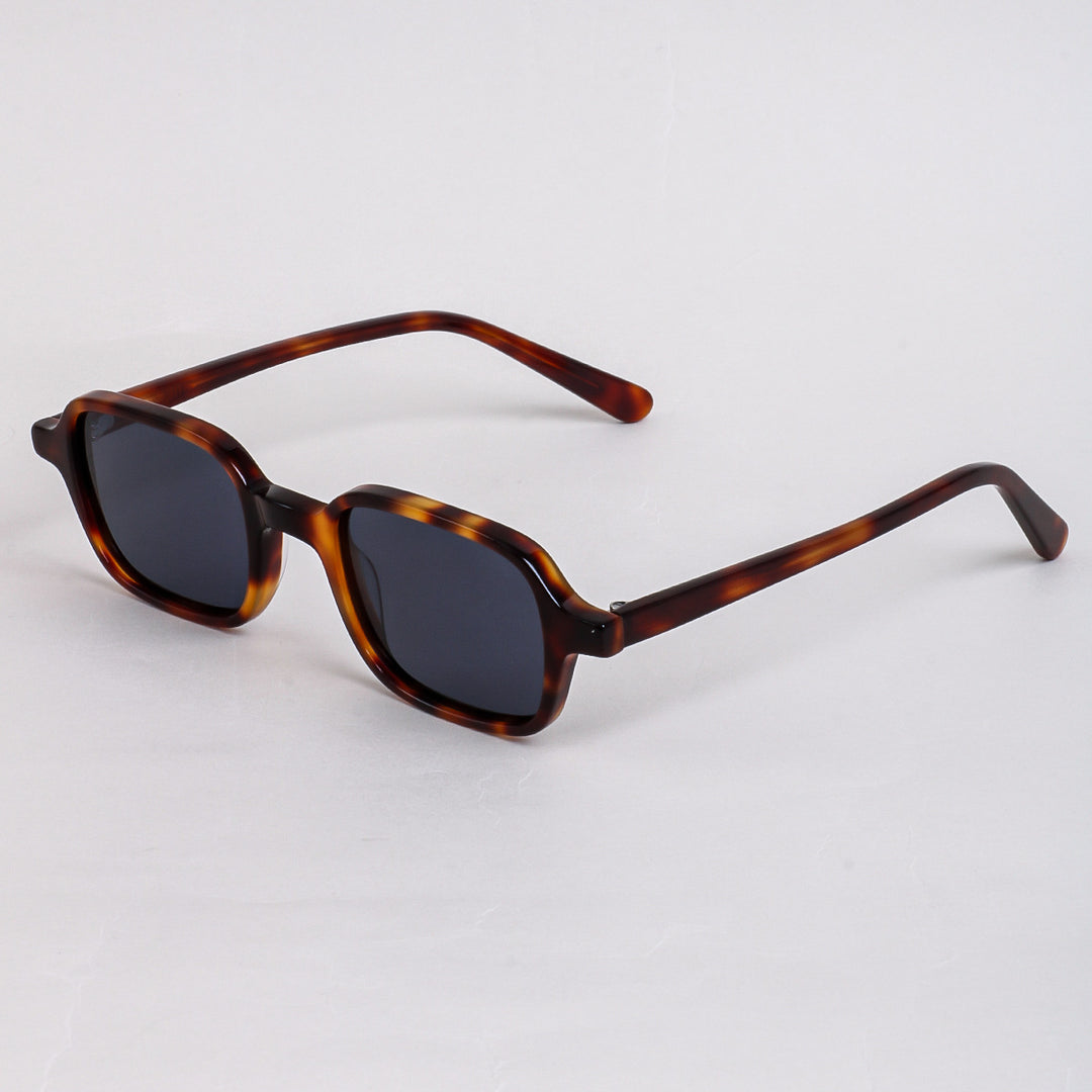 Dame moteriktig solbrille i unikt, moderne design Skanto