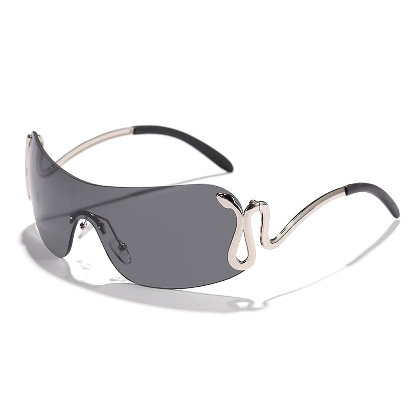 Kvinnelig mode futuristisk solbrille med buet ramme Skanto