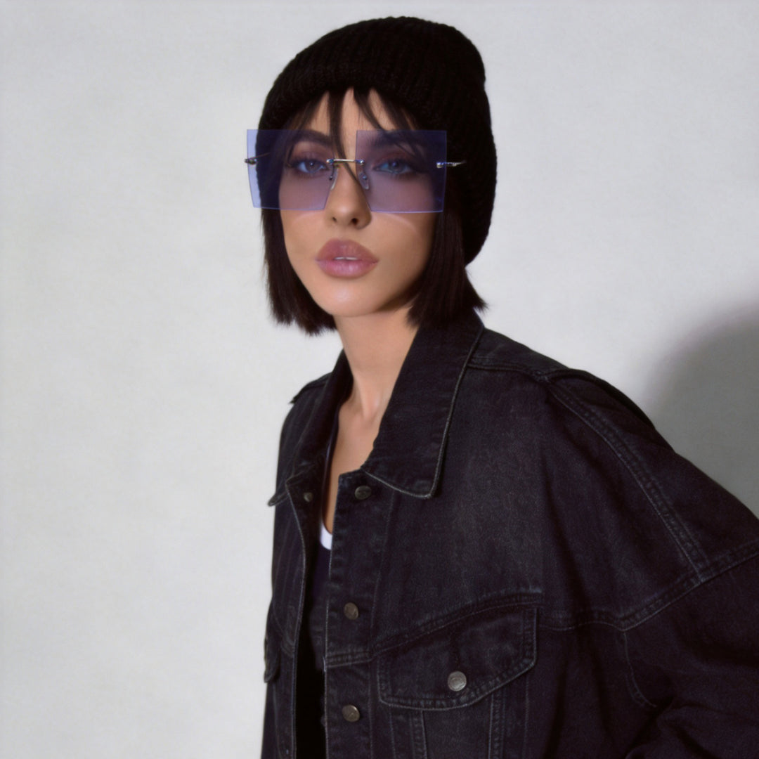 Dame moteriktig kvadratisk solbrille med brede glass og filigran metallramme Skanto