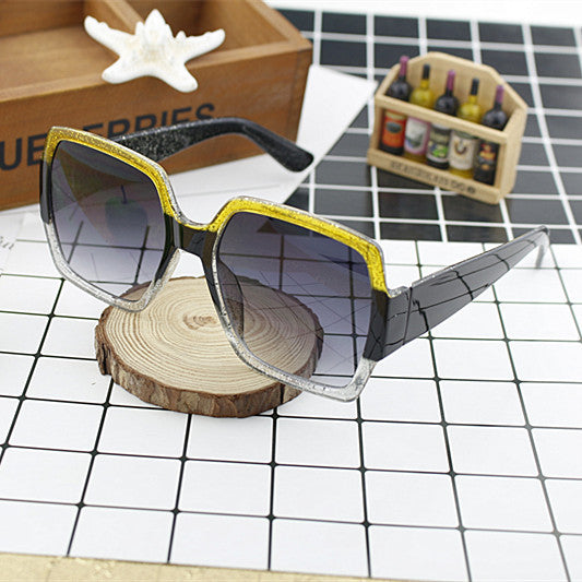 Dame ekstravagant kvadratisk solbrille med unikt design Skanto